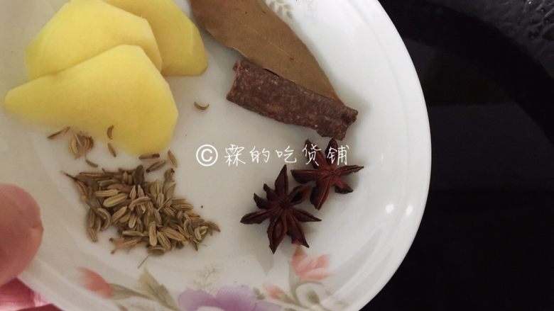 酱鸭腿,随后，锅里放适量的水，把香料和姜放入。