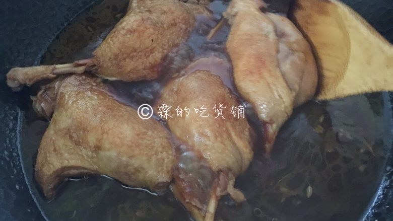 酱鸭腿,盖上锅盖焖煮,中途记得去给鸭腿翻翻身,顺便尝尝咸淡。