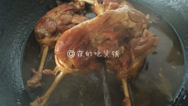 酱鸭腿,一直焖煮到,筷子能轻松的戳出去,就可以了,如果锅里的汁水还有很多的话,就开大火快速收汁。