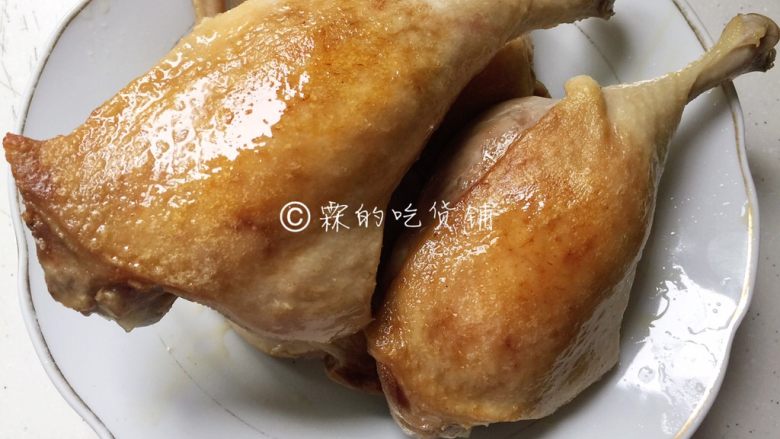 酱鸭腿,煎至两面金黄。