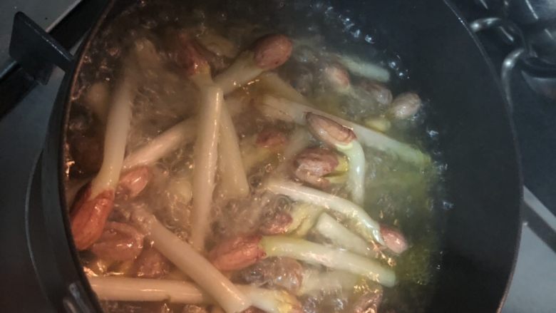 蚝油淋花生芽,可以观察一下,煮了三分钟的花生芽已经略略软身了,这个时候捞起沥干,装在干净的容器里