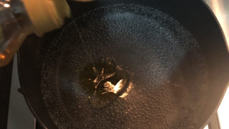 蚝油淋花生芽,起一锅,烧热水,倒入几滴食用油