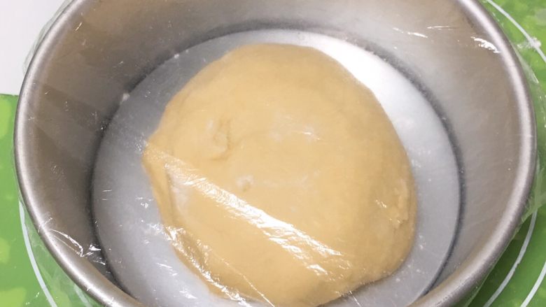 山药软饼,放入模具,盖上保鲜膜。