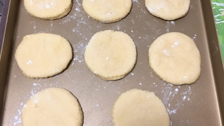 山药软饼,依次放入金盘,再次送入烤箱发酵30分钟。