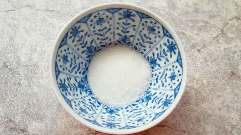泡椒萝卜条,<a style='color:red;display:inline-block;' href='/shicai/ 869'>白砂糖</a>放入小碗里,加入热水将糖化开,晾凉备用。