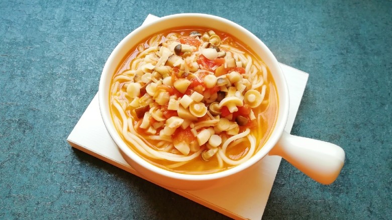 茄汁菌菇面,将面条盛入碗里,浇上茄汁菌菇汤。