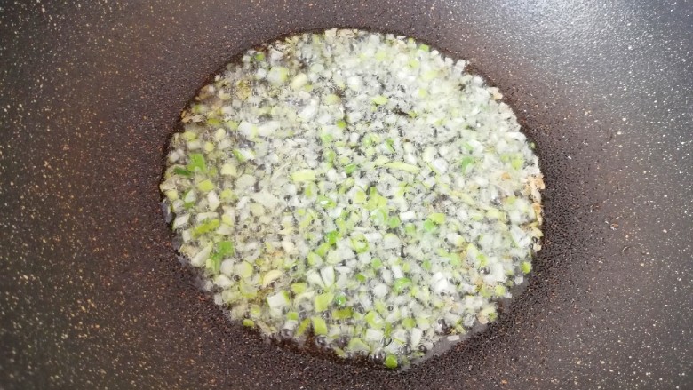 茄汁菌菇面,炒锅内倒适量的食用油烧热,下入葱末炒香。