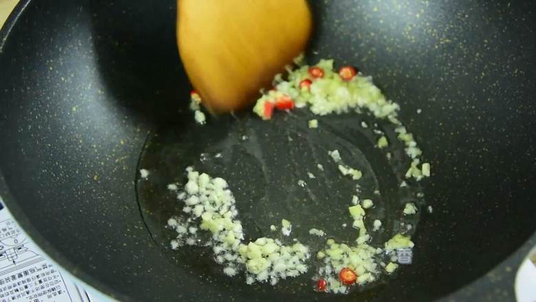 这个素菜可以吃出肉的感觉,热锅冷油,倒入姜蒜末、小米椒炒香。