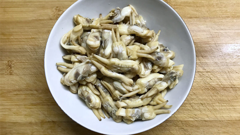 葱姜蛏子,然后把蛏子壳去掉,把蛏子肉清洗干净。