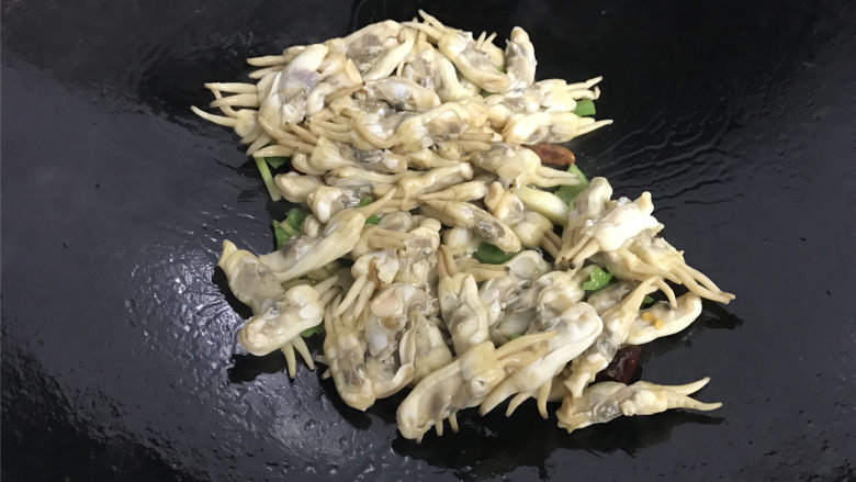 葱姜蛏子,放入沥干水分的蛏子,快速翻炒均匀。