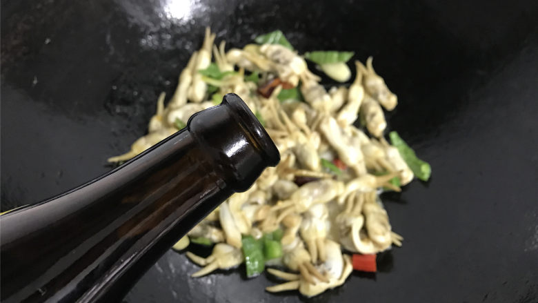 葱姜蛏子,加入少许<a style='color:red;display:inline-block;' href='/shicai/ 718'>料酒</a>,炒匀后再加入少许盐。