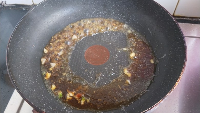 锅塌豆腐,锅内倒油,放入蒜末炒香。加生抽,蚝油,盐,清水,