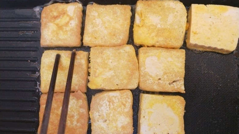 锅塌豆腐,煎好一面,翻另一面,煎至金黄