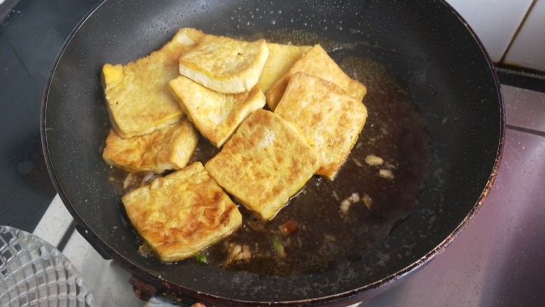 锅塌豆腐,把豆腐放进去轻轻翻炒,动作要轻。