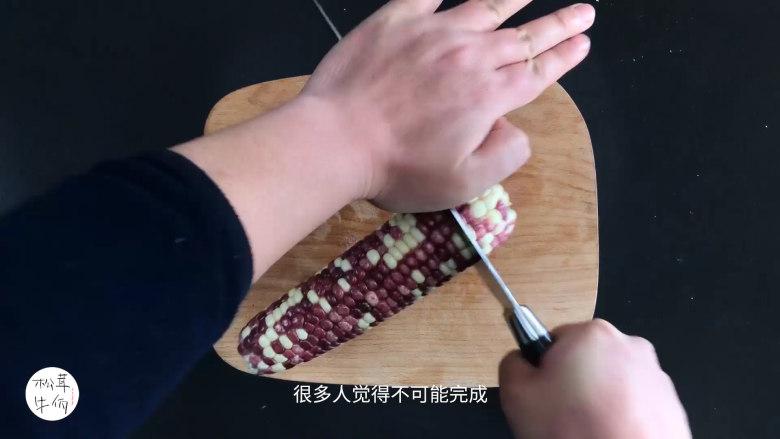视频|松茸筒骨汤|牛佤松茸食谱,把<a style='color:red;display:inline-block;' href='/shicai/ 500'>玉米</a>切段,备用。