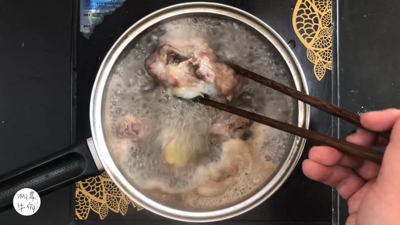 视频|松茸筒骨汤|牛佤松茸食谱,把筒骨用姜和<a style='color:red;display:inline-block;' href='/shicai/ 718'>料酒</a>焯水,盛起。