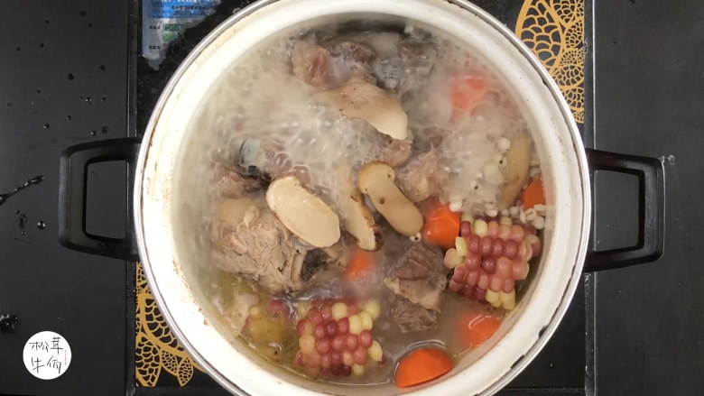 视频|松茸筒骨汤|牛佤松茸食谱,即将出锅时,放入(牛佤)冻干松茸菌继续熬制15分钟,添入适量食盐调味即可享用。