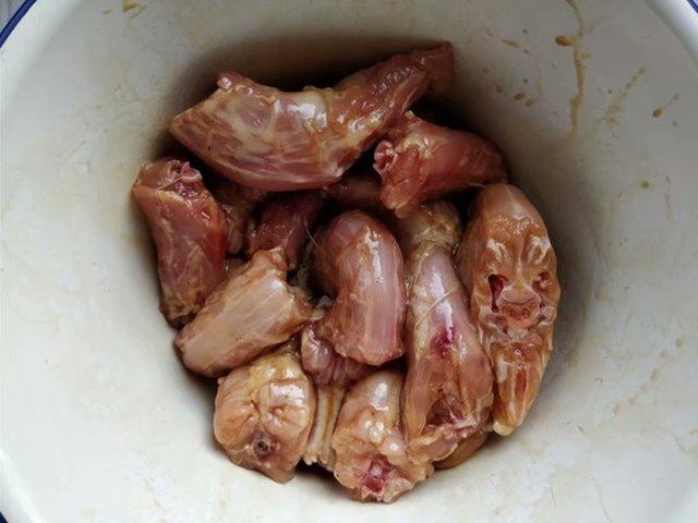 蒜香鸡脖,处理好的鸡脖装入大碗中,
加入cook100蒜香烤肉料,搅拌均匀,腌制30分钟以上。