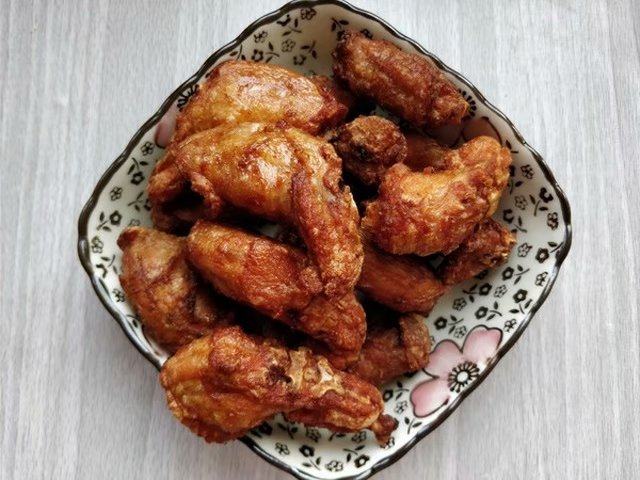 蒜香鸡脖,将鸡脖一个个放入油中,鸡脖会很快浮起,说明油温合适,如果沉底不动,说明油温太低。
将表面炸成金黄色后,调低油温到100度左右,把鸡脖“养炸”到熟透,盛出备用。