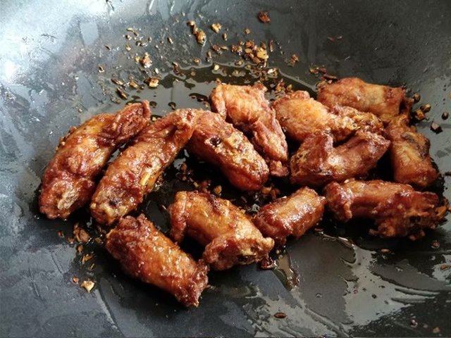 蒜香鸡脖,将半勺淀粉加3勺清水调成水淀粉,将腌鸡脖剩的腌料也混入其中,倒入鸡脖,快速翻匀。