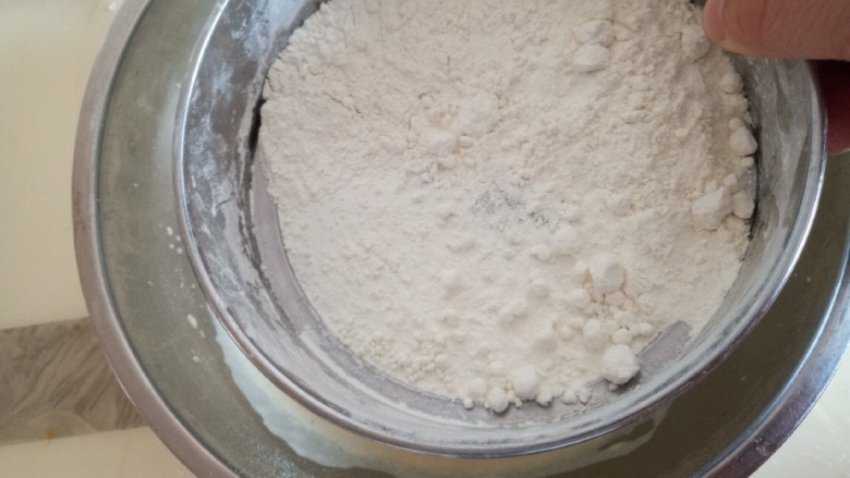 椰蓉小蛋糕,过筛低粉,上下翻拌均匀