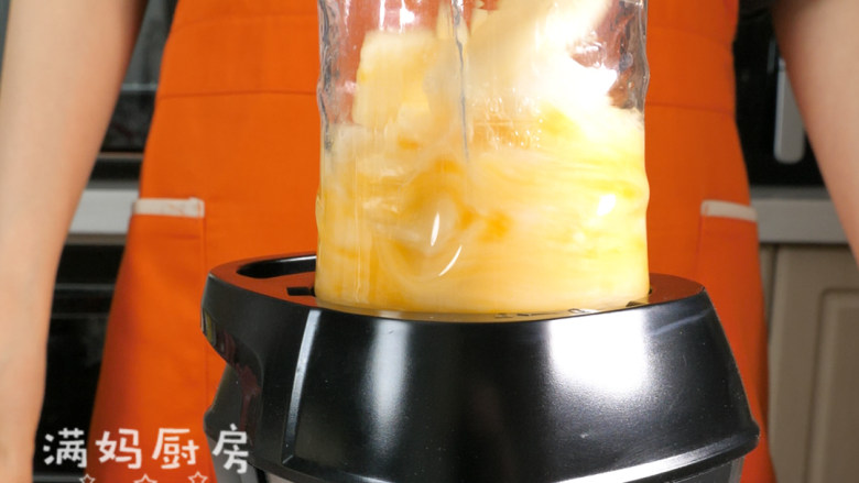 宝宝辅食苹果山药糕,用榨汁机打成糊,约1-2分钟(可在中途停下来看状态)