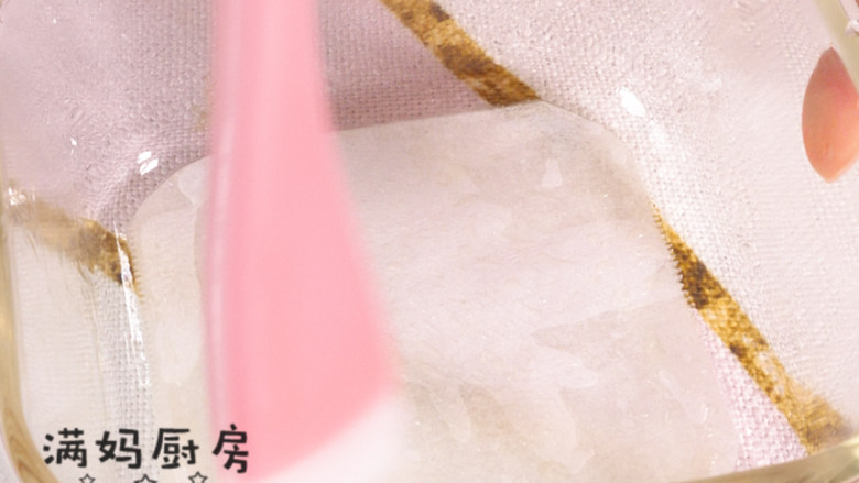宝宝辅食苹果山药糕,玻璃碗内垫烘焙纸,刷油