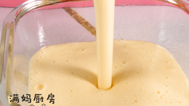 宝宝辅食苹果山药糕,倒入打好的糊糊(打好的糊糊呈蓬松状态)