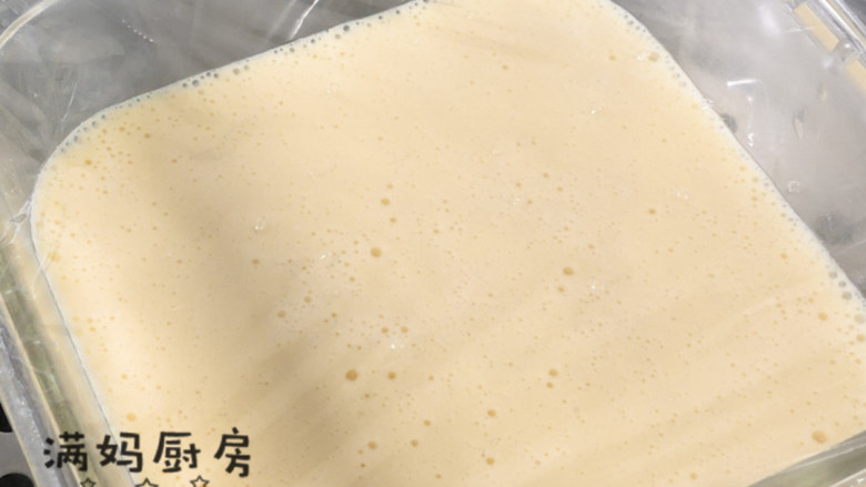宝宝辅食苹果山药糕,盖上保鲜膜,扎小孔 开水上锅,小火蒸20分钟。焖5-10分钟再出锅