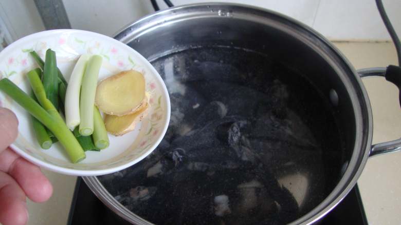 补血药膳:枣杞桂圆乌鸡煲,另取一锅水,放入乌鸡。放葱姜