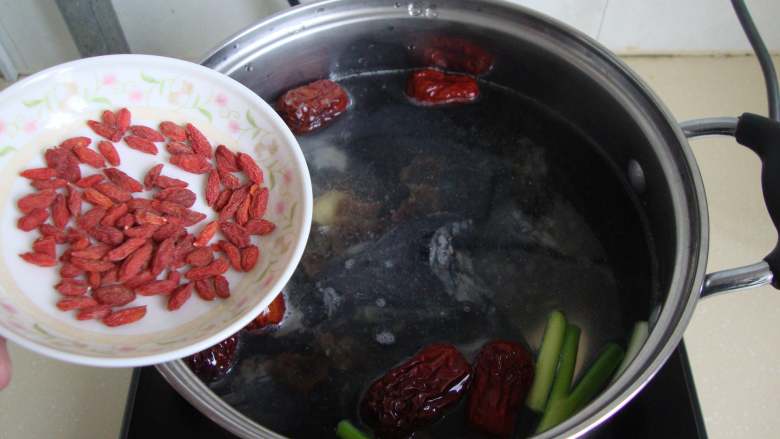 补血药膳:枣杞桂圆乌鸡煲,加大枣、桂圆肉、枸杞煮开