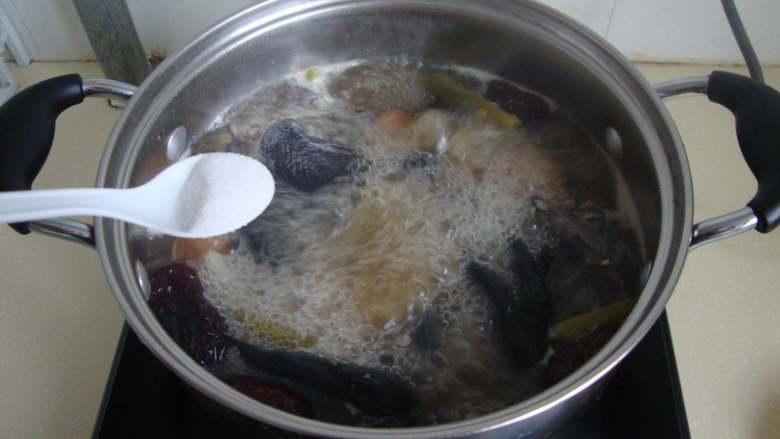 补血药膳:枣杞桂圆乌鸡煲,依口味加盐和鸡精调味即可