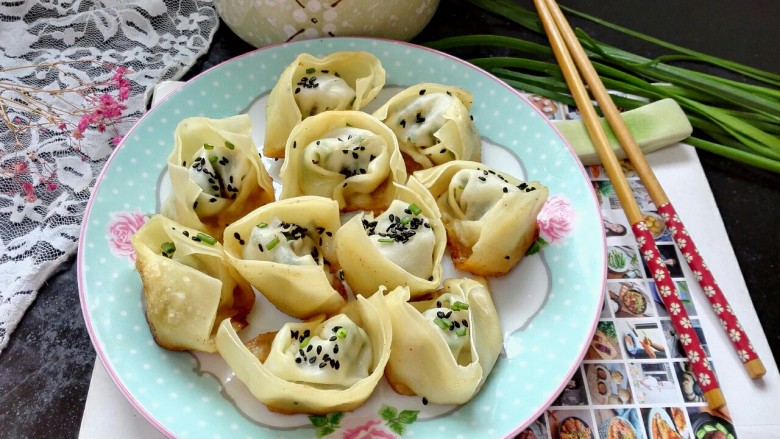 韭菜肉馅煎馄饨,拍上成品图,一盘香脆可口的韭菜肉馅煎馄饨就完成了