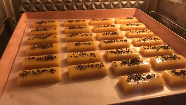 粗粮炉果,放入预热好的烤箱,中下层,170度20分钟。