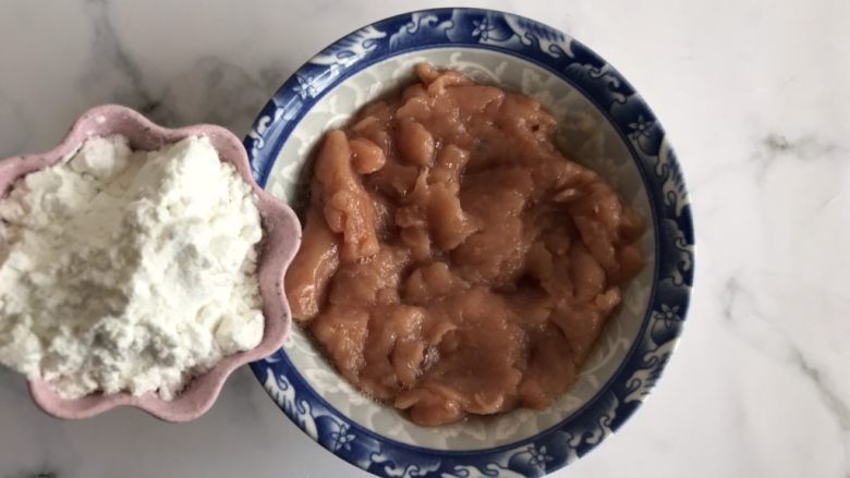 鲜虾胡萝卜肉肠,再加入淀粉,搅拌均匀