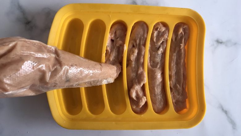 鲜虾胡萝卜肉肠,模具底部刷一层油,挤入肉泥
