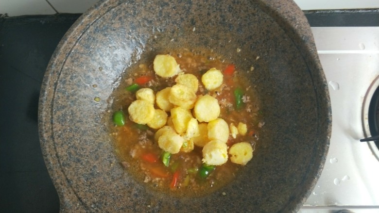 铁板日本豆腐,把豆腐倒进去轻轻翻炒，让豆腐粘满汤汁。