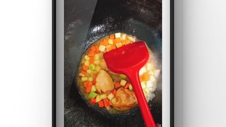 蔬菜香炒鸡胸肉,锅中倒油将鸡胸肉煎制两面变白后倒入蔬菜丁,等蔬菜丁熟了后,倒入汉菜碎最后放入少量宝宝盐即可!