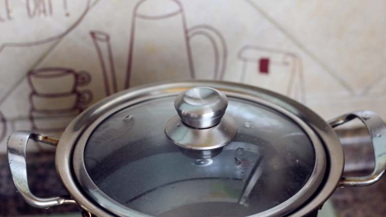 红油拌面,烧半锅水,用来煮面条。