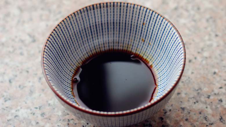 红油拌面,煮面条的过程,把<a style='color:red;display:inline-block;' href='/shicai/ 788'>生抽</a>、盐和白砂糖调制好。