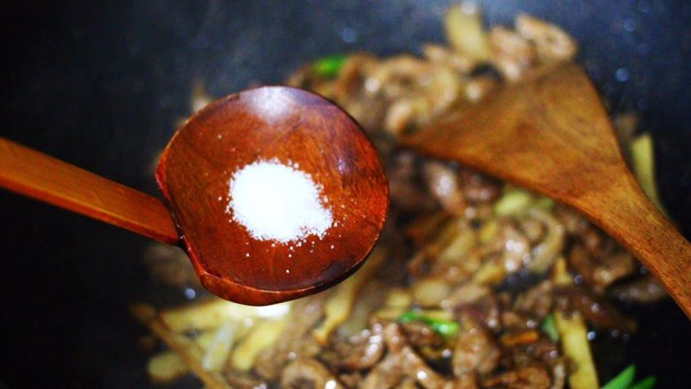 香干肉丝炒韭菜,这个时候根据个人口味,加入适量的盐。