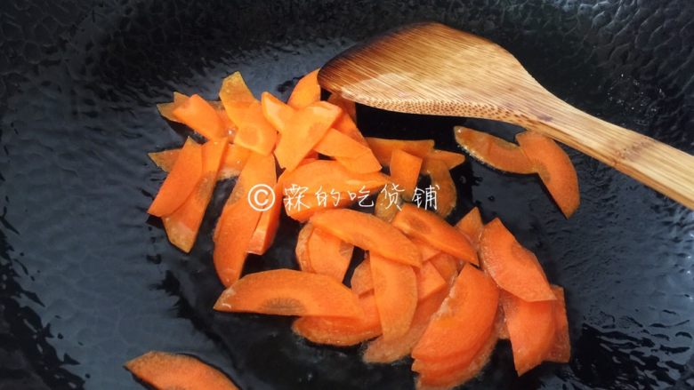 素炒山药 春的山药 清脆又爽口,油锅烧热后,先放胡萝卜片煸炒一下。