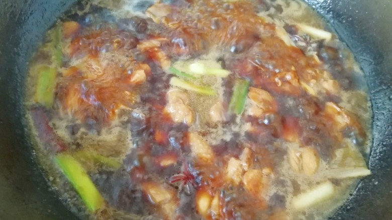 土豆烧鸡腿,加入一大碗开水烧开,转小火炖半个小时,中间搅动几次。