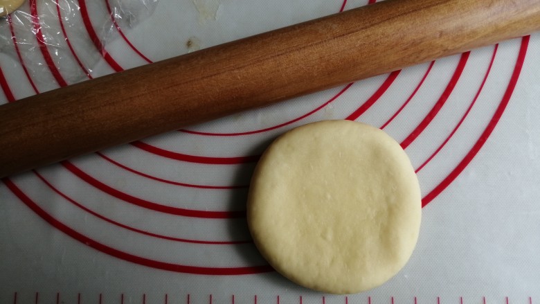 鸡蛋烤饼,擀成圆饼状