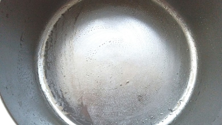 花蛤粉丝煲,取砂锅洗净