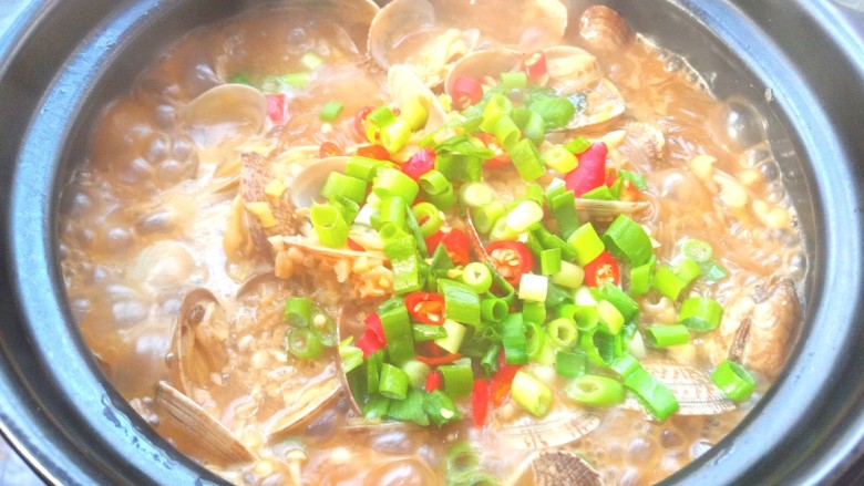 花蛤粉丝煲,煮好后撒上米椒碎和葱花,关火盖上盖子焖2分钟即可
