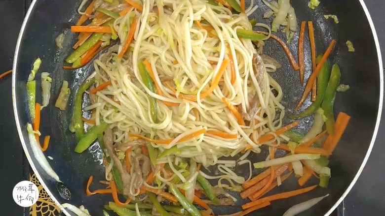 视频|三丝松茸炒面|牛佤松茸食谱,热锅下油,依次放入腌制的瘦肉,胡萝卜,白菜,青椒和醒开的(牛佤)冻干松茸菌,翻炒片刻后,放入面条炒匀,添入适量食盐调味,即可出锅享用。
