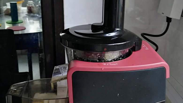 菠萝酱面包卷,将菠萝去皮切块,用原汁机榨汁,取170克渣,加17克<a style='color:red;display:inline-block;' href='/shicai/ 3729'>白糖</a>和25克麦芽糖,混合均匀,放微波炉加热5分钟,中途取出搅拌几次,冷却备用
