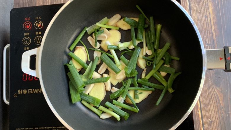 平底锅焗鸡翅,铺上葱段