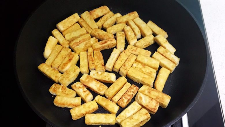 干锅千叶豆腐,四面都煎制金黄,千叶豆腐就煎制好了
